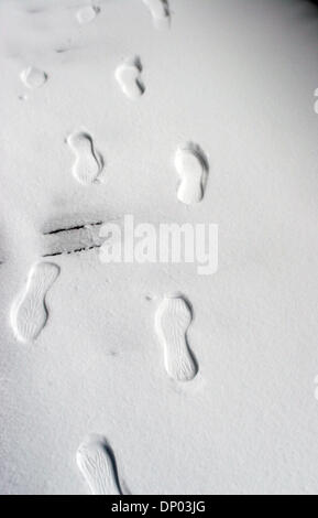27 févr., 2006 ; Mammoth Lakes, CA, USA ; une tempête de pluie et de neige qui a permis à de nombreuses parties de la Californie continue de faire des ravages dans les montagnes de la Sierra Nevada. Le total de la neige pour les deux jours est de 39 pouces et de comptage. Sur la photo : empreintes de neige montrent l'augmentation des niveaux de neige à Mammoth Mountain. Crédit obligatoire : Photo par Marianna Massey Jour/ZUMA Press. (©) Copyright Banque D'Images