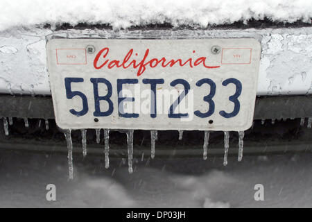 27 févr., 2006 ; Mammoth Lakes, CA, USA ; une tempête de pluie et de neige qui a permis à de nombreuses parties de la Californie continue de faire des ravages dans les montagnes de la Sierra Nevada. Le total de la neige pour les deux jours est de 39 pouces et de comptage. Sur la photo : une plaque d'immatriculation Californie recouverte de glace et neige à Mammoth Mountain pendant une tempête. Crédit obligatoire : Photo par Marianna Jour/Massey Z Banque D'Images