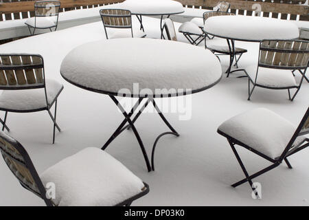 27 févr., 2006 ; Mammoth Lakes, CA, USA ; une tempête de pluie et de neige qui a permis à de nombreuses parties de la Californie continue de faire des ravages dans les montagnes de la Sierra Nevada. Le total de la neige pour les deux jours est de 39 pouces et de comptage. Sur la photo : Table et chaises à la loge principale couverte de glace et neige à Mammoth Mountain pendant une tempête. Crédit obligatoire : Photo par Marianna Jour Banque D'Images