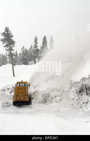 27 févr., 2006 ; Mammoth Lakes, CA, USA ; une tempête de pluie et de neige qui a permis à de nombreuses parties de la Californie continue de faire des ravages dans les montagnes de la Sierra Nevada. Le total de la neige pour les deux jours est de 39 pouces et de comptage. Sur la photo : une souffleuse à neige efface la neige du stationnement au Mammoth Mountain pendant une tempête. Crédit obligatoire : Photo par Marianna Massey Jour/ZUMA P Banque D'Images