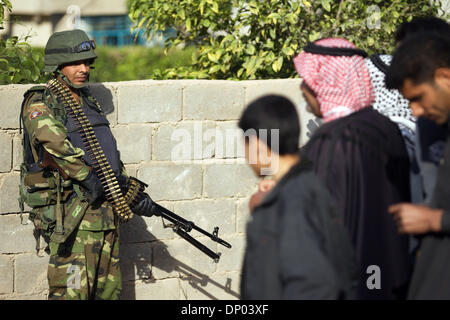 28 févr., 2006 ; près de Ar Ramadi, Al Anbar, l'Iraq, un commando spécial de la police iraquienne du 2e bataillon du 2e Brigade, également très connu comme le 'Wolf' Brigade parle aux résidents dans une région rurale au nord de la ville irakienne d'Ar Ramadi le Feb 28, 2006. La police irakienne étaient sur une mission conjointe avec des soldats du 101e 21-07-2013 à la recherche de recherche d'insurgés. Crédit photo : obligatoire Banque D'Images