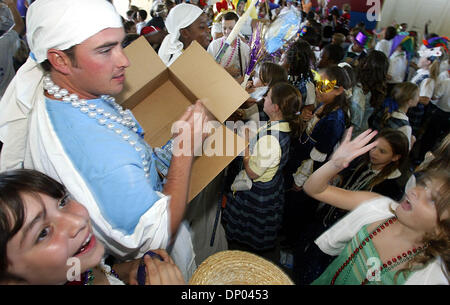 28 févr., 2006 ; Boyton Beach, FL, USA ; vêtu d'une toge, Coach Mitch Bowman de la Catholic School à Boynton Beach flips lune des tartes (une tradition en Alabama célébrations du Mardi Gras) aux enfants à l'occasion du Mardi Gras, le dernier jour de l'amusement avant le carême, mardi, 28 février 2006. Ils ont dit des prières pour les victimes des récents ouragans le long de la côte du golfe du Mexique, a obtenu une histo Banque D'Images