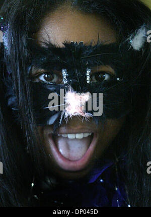 28 févr., 2006 ; Boyton Beach, FL, USA ; Seria Hunter, 13 ans, essaie sur son masque comme elle se prépare à célébrer le Mardi Gras, dernier jour de l'amusement avant le Carême, à la Catholic School à Boynton Beach Mardi, 28 février 2006. Ils ont dit des prières pour les victimes des récents ouragans le long de la côte du golfe du Mexique, s'est une leçon d'histoire sur le Mardi Gras et ses célèbres institutions, et participa Banque D'Images