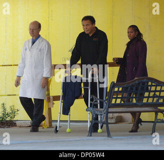 Mar 02, 2006 ; Atlanta, GA, USA ; ! 'Mags et appel à des prix ! MOHAMMED ALI utilise un déambulateur qu'il quitte l'Emory University Medical Center installation qui se spécialise dans la maladie de Parkinson. Crédit obligatoire : Photo de Robin Nelson/ZUMA Press. (©) Copyright 2006 by Robin Nelson Banque D'Images