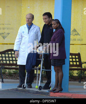 Mar 02, 2006 ; Atlanta, GA, USA ; ! 'Mags et appel à des prix ! MOHAMMED ALI utilise un déambulateur qu'il quitte l'Emory University Medical Center installation qui se spécialise dans la maladie de Parkinson. Crédit obligatoire : Photo de Robin Nelson/ZUMA Press. (©) Copyright 2006 by Robin Nelson Banque D'Images