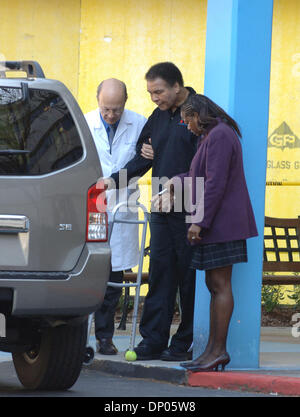 Mar 02, 2006 ; Atlanta, GA, USA ; ! 'Mags et appel à des prix ! MOHAMMED ALI utilise un déambulateur qu'il quitte l'Emory University Medical Center installation qui se spécialise dans la maladie de Parkinson. Crédit obligatoire : Photo de Robin Nelson/ZUMA Press. (©) Copyright 2006 by Robin Nelson Banque D'Images