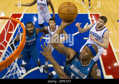 6 janvier 2014 : Minnesota Timberwolves avant Dante Cunningham (33) coups la balle pendant le jeu NBA entre les Minnesota Timberwolves et les Philadelphia 76ers au Wells Fargo Center de Philadelphie, Pennsylvanie. Les Timberwolves gagner 126-95. Christopher (Szagola/Cal Sport Media) Banque D'Images