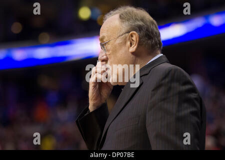 6 janvier 2014 : Minnesota Timberwolves l'entraîneur-chef Rick Adelman observe au cours de la NBA match entre les Minnesota Timberwolves et les Philadelphia 76ers au Wells Fargo Center de Philadelphie, Pennsylvanie. Les Timberwolves gagner 126-95. Christopher (Szagola/Cal Sport Media) Banque D'Images