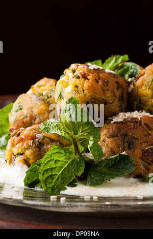 Falafel ball, une balle ou patty fait à partir de pois chiches au sol, une cuisine traditionnelle du Moyen-Orient Banque D'Images
