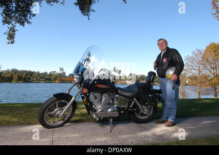 20 avril 2010 - Mgr Thomas WENSKI a été nommé archevêque de Miami par le Pape Benoît XVI. Sur la photo : 02 Déc., 2005 - Orlando, Floride, États-Unis - Orlando Diocèse catholique Mgr Thomas WENSKI avec sur sa moto. (Crédit Image : © Ebenhack Phelan/ZUMA Press) Banque D'Images