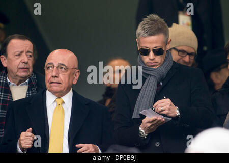 Milan, Italie. 6 janvier, 2014. (L-R) Adriano Galliani, Keisuke Honda (Milan) Football / Soccer : AC Milan's new signature player Keisuke Honda et l'AC Milan Adriano Galliani, vice-président de regarder les stands au cours de l'Italien 'Serie' un match entre l'AC Milan 3-0 Atalanta à San Siro à Milan, Italie . Credit : Maurizio Borsari/AFLO/Alamy Live News Banque D'Images