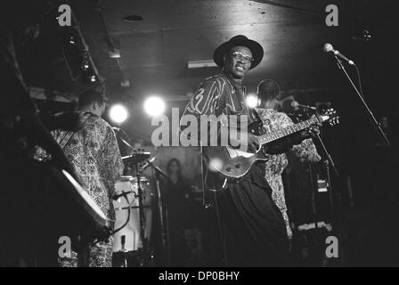 Mar 07, 2006 ; Boston, MA, USA ; dossier PHOTO. Musicien de blues africain et deux Grammy award winner Ali Farka Touré, l'un des plus célèbres artistes, est mort le 7 mars 2006 dans son pays natal, le Mali après un long combat contre le cancer des os. Farka Touré a remporté un Grammy pour son album de 1994 'Talking Timbuktu," et a remporté un deuxième Grammy le mois dernier pour "au coeur de la Lune." Farka Touré chante dans e Banque D'Images