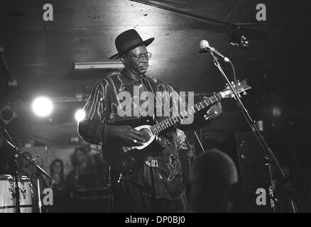 Mar 07, 2006 ; Boston, MA, USA ; dossier PHOTO. Musicien de blues africain et deux Grammy award winner Ali Farka Touré, l'un des plus célèbres artistes, est mort le 7 mars 2006 dans son pays natal, le Mali après un long combat contre le cancer des os. Farka Touré a remporté un Grammy pour son album de 1994 'Talking Timbuktu," et a remporté un deuxième Grammy le mois dernier pour "au coeur de la Lune." Farka Touré chante dans e Banque D'Images