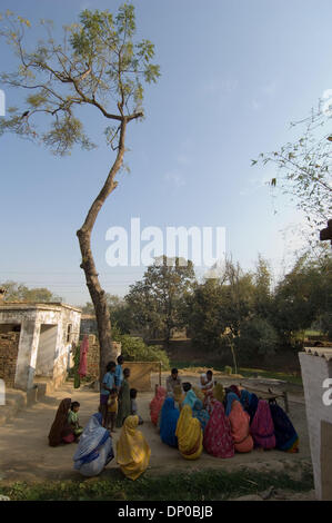 Mar 07, 2006 ; Anantpur Uttar-Pradesh, village, Inde ; un Micro-crédit CASHPOR employé, basant (homme assis avec la paperasse, un Centre Manager) collecte un bordereau de dépôt de banque, les chèques des clients, la participation à un dicsusses et problèmes sur sa visite hebdomadaire à un village éloigné où un groupe de clients qualifiés pour les micro-prêts. La femme assise à côté de Basant est Subnam, son superviseur (gestionnaire de Banque D'Images