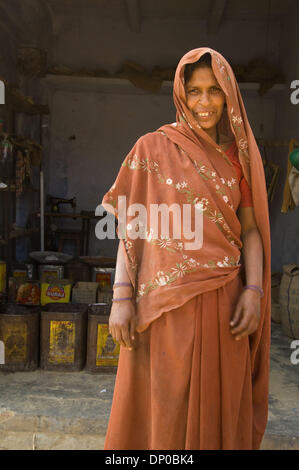 Mar 07, 2006 ; Anantpur Uttar-Pradesh, village, Inde ; Jarawati, une femme de 36 ans étaient admissibles à un prêt de micro-crédit CASHPOR il y a sept semaines. Elle a utilisé la Rs. 8 000 pour acheter des fournitures pour son magasin et de payer les factures médicales de son mari. Crédit obligatoire : Photo de Frank Huster/ZUMA Press. (©) Copyright 2006 par Frank Huster Banque D'Images