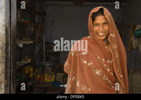 Mar 07, 2006 ; Anantpur Uttar-Pradesh, village, Inde ; Jarawati, une femme de 36 ans étaient admissibles à un prêt de micro-crédit CASHPOR il y a sept semaines. Elle a utilisé la Rs. 8 000 pour acheter des fournitures pour son magasin et de payer les factures médicales de son mari. Crédit obligatoire : Photo de Frank Huster/ZUMA Press. (©) Copyright 2006 par Frank Huster Banque D'Images