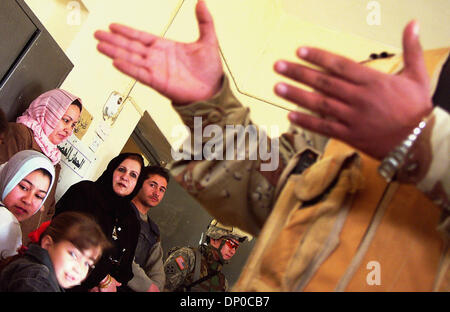 Mar 08, 2006 ; Ad Dawr, Saluhidin, IRAQ, un enseignant d'irai regarde un infirmier de l'armée iraquienne enseigne une première classe d'aide aux étudiants de l'école primaire de l'Iraq, Ad Dawr. Des soldats irakiens et américains du 2e du 9e régiment de cavalerie, est allé à l'école pour jeunes filles et a enseigné un cours de premiers soins. 2ème de la 9ème cavalerie est déployée en Iraq à partir de Fort Carson, Colorado. Cr obligatoire Banque D'Images