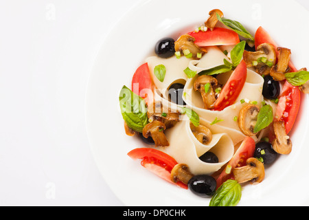 Pâtes Pappardelle aux champignons, les tomates, les olives et les feuilles de basilic Banque D'Images