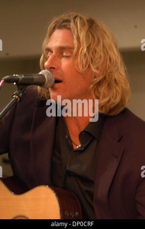 Mar 08, 2006 ; New York, NY, USA ; Chanteur ED ROLAND de Collective Soul en live à un concert privé à la Kenneth Cole Store à New York. Crédit obligatoire : Photo par Jeffrey Geller/ZUMA Press. (©) Copyright 2006 by Jeffrey Geller Banque D'Images