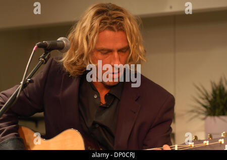 Mar 08, 2006 ; New York, NY, USA ; Chanteur ED ROLAND de Collective Soul en live à un concert privé à la Kenneth Cole Store à New York. Crédit obligatoire : Photo par Jeffrey Geller/ZUMA Press. (©) Copyright 2006 by Jeffrey Geller Banque D'Images