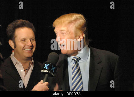 Mar 10, 2006 ; Hollywood, CA, USA ; Donald Trump arrive à Universal Studios à l'audition d'affaires aspirant mavens pour la sixième saison de "l'Apprenti." Trump a lancé une tournée de recrutement ville 17 dans l'espoir de trouver 16 personnes qui sont 'en mesure de prendre des risques, de rebondir après avoir échoué, réussir dans un environnement fardée, aller à contre-courant, rester concentré, penser de manière créative, et sont Banque D'Images