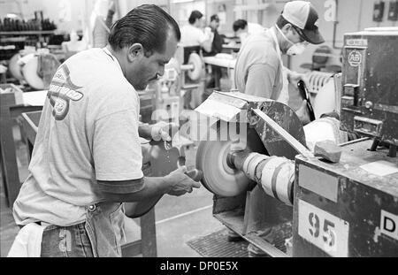 Mar 13, 2006 ; Corona, CA, USA ; dossier PHOTO : août 2004 ; l'usine Fender de Corona. Les employés d'aile guitare polissage organes. Cette année, 2006, Fender Musical Instruments Corporation (FMIC) célèbre le 60e anniversaire de l'entreprise, qui est passée d'une petite exploitation en Californie du Sud dans le premier fabricant de guitares, amplificateurs et équipement connexe, includin Banque D'Images