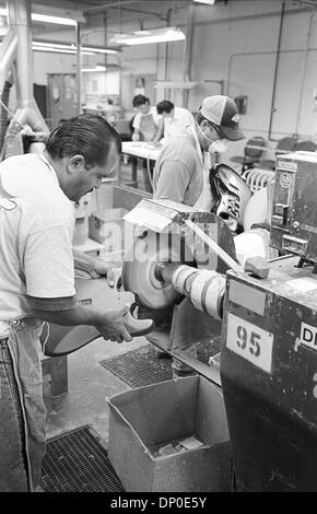 Mar 13, 2006 ; Corona, CA, USA ; dossier PHOTO : août 2004 ; l'usine Fender de Corona. Les employés d'aile guitare polissage organes. Cette année, 2006, Fender Musical Instruments Corporation (FMIC) célèbre le 60e anniversaire de l'entreprise, qui est passée d'une petite exploitation en Californie du Sud dans le premier fabricant de guitares, amplificateurs et équipement connexe, includin Banque D'Images