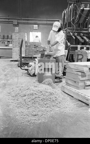 Mar 13, 2006 ; Corona, CA, USA ; dossier PHOTO : août 2004 ; l'usine Fender de Corona. Planches en bois sont coupés et coupé à la taille souhaitée. Cette année, 2006, Fender Musical Instruments Corporation (FMIC) célèbre le 60e anniversaire de l'entreprise, qui est passée d'une petite exploitation en Californie du Sud dans le premier fabricant de guitares, amplificateurs et équipement connexe, includi Banque D'Images