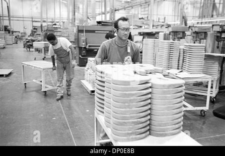 Mar 13, 2006 ; Corona, CA, USA ; dossier PHOTO : août 2004 ; l'usine Fender de Corona. Corps de guitare sont empilés et déplacé vers la prochaine phase une création. Cette année, 2006, Fender Musical Instruments Corporation (FMIC) célèbre le 60e anniversaire de l'entreprise, qui est passée d'une petite exploitation en Californie du Sud dans le premier fabricant de guitares, amplificateurs, et Banque D'Images