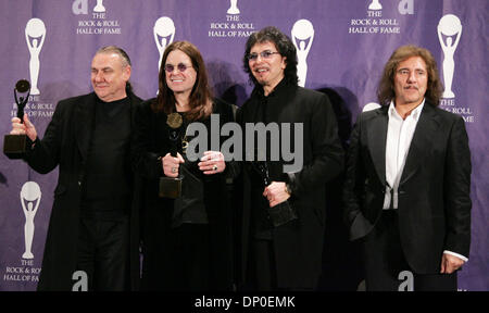 Mar 13, 2006 ; New York, NY, USA ; Membres BILL WARD, Ozzy Osbourne, Tony Iommi et GEEZER BUTLER, de 'BLACK SABBATH' posent pour des photos dans la salle de presse à la 21e édition de Rock and Roll Hall of Fame de la cérémonie tenue à l'hôtel Waldorf Astoria. Crédit obligatoire : Photo par Nancy/Kaszerman ZUMA Press. (©) Copyright 2006 by Kaszerman Banque D'Images