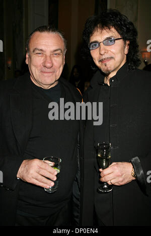 Mar 13, 2006 ; New York, New York, USA ; Black Sabbath membres originaux, le batteur Bill WARD, à gauche, et le guitariste Tony Iommi en 2006 Rock and Roll Hall of Fame cérémonie. Le 21ème annunal 2006 Rock and Roll Hall of Fame de la cérémonie a eu lieu à l'hôtel Waldorf-Astoria, à New York le lundi 13 mars, 2006. Cette année, les membres comprennent des groupes d'innovateurs, Noir Sa Banque D'Images