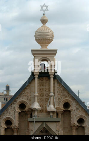 Mar 19, 2006 ; Manhattan, New York, USA ; l'étoile de David au sommet de la tour. La sensibilisation et l'ancrage de l'ornement central complète le fleuron de la restauration des façades de la Synagogue Eldridge Street. L'Eldridge Street Synagogue est la première synagogue à NEW YORK construit par des Juifs d'Europe orientale et a été achevé en 1887 et est un monument historique national. Crédit obligatoire : Photo par Bryan Banque D'Images