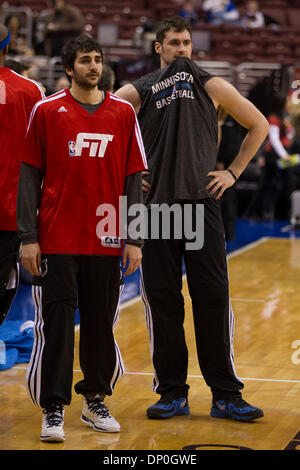 6 janvier 2014 : Minnesota Timberwolves Ricky Rubio point guard (9) et l'alimentation de l'avant Kevin Love (42) Chercher sur pendant l'échauffement avant le match NBA entre les Minnesota Timberwolves et les Philadelphia 76ers au Wells Fargo Center de Philadelphie, Pennsylvanie. Les Timberwolves gagner 126-95. Christopher (Szagola/Cal Sport Media) Banque D'Images