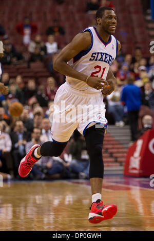 6 janvier 2014 : Philadelphia 76ers avant Thaddeus Young (21) réagit à son panier pendant le jeu NBA entre les Minnesota Timberwolves et les Philadelphia 76ers au Wells Fargo Center de Philadelphie, Pennsylvanie. Les Timberwolves gagner 126-95. Christopher (Szagola/Cal Sport Media) Banque D'Images