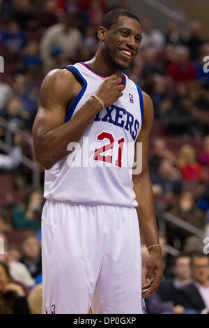 6 janvier 2014 : Philadelphia 76ers avant Thaddeus Young (21) réagit au cours de la NBA match entre les Minnesota Timberwolves et les Philadelphia 76ers au Wells Fargo Center de Philadelphie, Pennsylvanie. Les Timberwolves gagner 126-95. Christopher (Szagola/Cal Sport Media) Banque D'Images