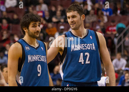 6 janvier 2014 : Minnesota Timberwolves avant Kevin Love (42) observe avec le point guard Ricky Rubio (9) au cours de la NBA match entre les Minnesota Timberwolves et les Philadelphia 76ers au Wells Fargo Center de Philadelphie, Pennsylvanie. Les Timberwolves gagner 126-95. Christopher (Szagola/Cal Sport Media) Banque D'Images