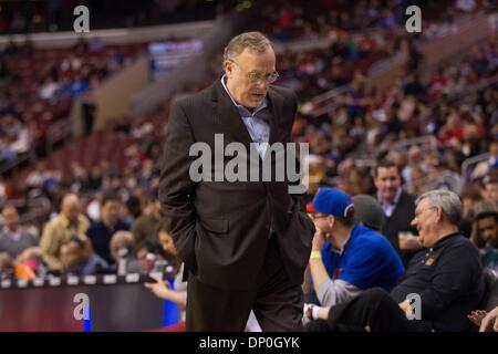 6 janvier 2014 : Minnesota Timberwolves l'entraîneur-chef Rick Adelman pas l'écart au cours de la NBA match entre les Minnesota Timberwolves et les Philadelphia 76ers au Wells Fargo Center de Philadelphie, Pennsylvanie. Les Timberwolves gagner 126-95. Christopher (Szagola/Cal Sport Media) Banque D'Images