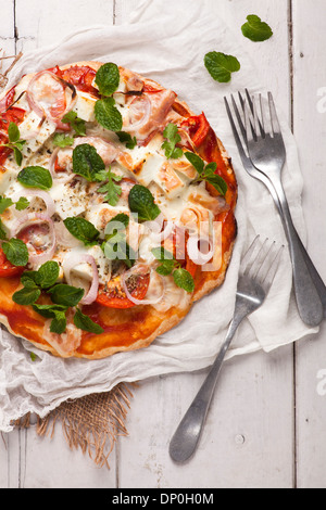Pizza végétarienne fait maison avec du fromage cottage et les tomates garnies de mint Banque D'Images