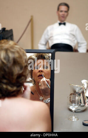 Mar 20, 2006 ; Palm Beach, FL, USA ; Opera singer Susan Graham touche jusqu'son maquillage samedi soir avant de prendre l'étape à la Flagler Museum de Palm Beach. Accompanis Brian Zeger regarde sur. Crédit obligatoire : photo par Bruce R. Bennett/Palm Beach Post/ZUMA Press. (©) Copyright 2006 par Palm Beach Post Banque D'Images