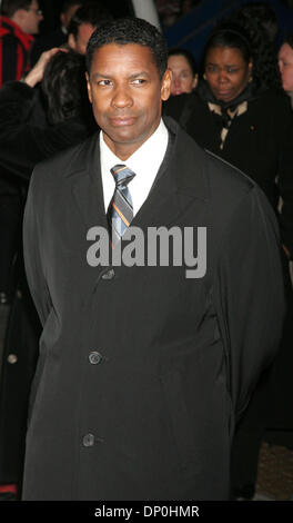 Mar 20, 2006 ; New York, NY, USA ; acteur Denzel Washington à la première mondiale de "l'intérieur de l'homme" tenu à la Ziegfeld Theatre. Crédit obligatoire : Photo par Nancy/Kaszerman ZUMA Press. (©) Copyright 2006 by Kaszerman Banque D'Images