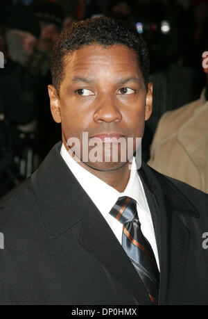 Mar 20, 2006 ; New York, NY, USA ; acteur Denzel Washington à la première mondiale de "l'intérieur de l'homme" tenu à la Ziegfeld Theatre. Crédit obligatoire : Photo par Nancy/Kaszerman ZUMA Press. (©) Copyright 2006 by Kaszerman Banque D'Images