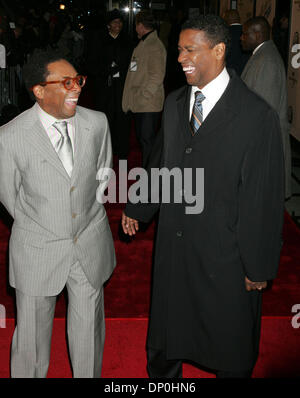 Mar 20, 2006 ; New York, NY, USA ; Directeur Spike Lee et l'acteur Denzel Washington à la première mondiale de "l'intérieur de l'homme" tenu à la Ziegfeld Theatre. Crédit obligatoire : Photo par Nancy/Kaszerman ZUMA Press. (©) Copyright 2006 by Kaszerman Banque D'Images