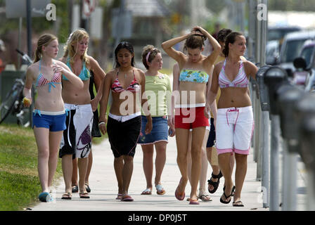 Mar 21, 2006 ; Delray Beach, FL, USA ; Spring Breakers, voyageant en boîtes, font leur chemin vers le bas de l'Avenue de l'océan dans la région de Delray Beach, en route pour la boutique ou le sable. Delray est peut-être pas aussi sauvage que certains aiment, mais beaucoup disent que c'est paisible et reposant. Crédit obligatoire : Photo par Chris Matula/Palm Beach Post/ZUMA Press. (©) Copyright 2006 par Palm Beach Post Banque D'Images