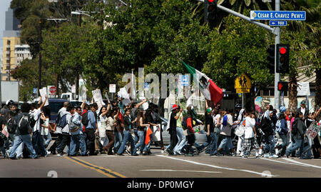 Mar 28, 2006 ; Barrio Logan, CA, USA ; un groupe de manifestants étudiants, principalement à partir de mars Chicano Park le long de Cesar E. Chavez Parkway à San Diego City College qui protestent contre la réforme de l'immigration. Crédit obligatoire : Photo par Howard Lipin/SDU-T/ZUMA Press. (©) Copyright 2006 by SDU-T Banque D'Images