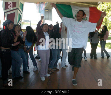 Mar 28, 2006 ; San Diego, CA, USA ; la première étudiants à arriver à la protestation sur la Chicano Park Mission Bay étaient des élèves du secondaire. Obed (CQ) Davila (CQ), 16 ans, a dansé avec le drapeau mexicain et rallié ses camarades dans l'attente de Gompers et San Diego High co-manifestants lundi matin. Crédit obligatoire : Photo par Roni Galgano/SDU-T/ZUMA Press. (©) Copyright 2006 par l'al. Banque D'Images