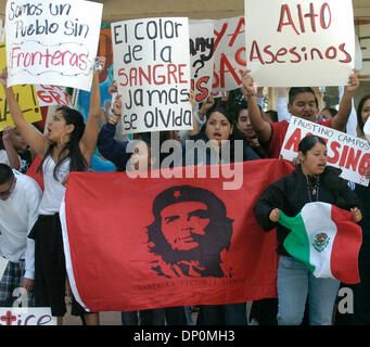 Mar 28, 2006 ; San Diego, CA, USA ; Après le rallye d'environ 250 autres étudiants de San Diego High School, Gompers et Mission Bay High à Chicano Park, ils marchèrent sur en direction de San Diego City College lundi matin pour continuer leur protestation contre la loi sur l'immigration avant que les législateurs de l'état. Crédit obligatoire : Photo par Roni Galgano/SDU-T/ZUMA Press. (©) Copyright 2006 by SDU-T Banque D'Images