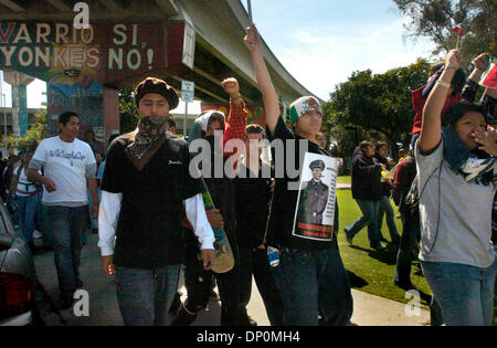 Mar 28, 2006 ; San Diego, CA, USA ; Après le rallye d'environ 250 autres étudiants de San Diego High School, Gompers et Mission Bay High à Chicano Park, ils marchèrent sur en direction de San Diego City College à poursuivre leur protestation contre la loi sur l'immigration avant que les législateurs de l'état lundi matin. Crédit obligatoire : Photo par Roni Galgano/SDU-T/ZUMA Press. (©) Copyright 2006 by SDU-T Banque D'Images