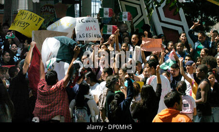 Mar 28, 2006 ; San Diego, CA, USA ; Après le rallye d'environ 250 autres étudiants de San Diego High School, Gompers et Mission Bay High à Chicano Park, ils marchèrent sur en direction de San Diego City College lundi matin pour continuer leur protestation contre la loi sur l'immigration avant que les législateurs de l'état. Crédit obligatoire : Photo par Roni Galgano/SDU-T/ZUMA Press. (©) Copyright 2006 by SDU-T Banque D'Images