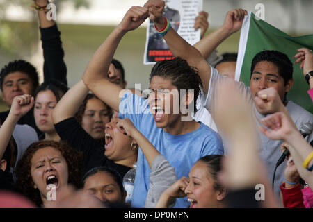 Mar 28, 2006 ; San Diego, CA, USA ; les étudiants d'écoles de la région de San Diego quitté les classes et convergents sur Chicano Park le Mardi, Mars 28, 2006. Ici, ENRIQUE RIMADA, 15, chants avec les autres étudiants. Les étudiants protestaient contre la loi fédérale proposée qui pourrait durcir les lois sur l'immigration illégale. Crédit obligatoire : Photo par K.C. Alfred/SDU-T /ZUMA Press. (©) Copyright 2 Banque D'Images