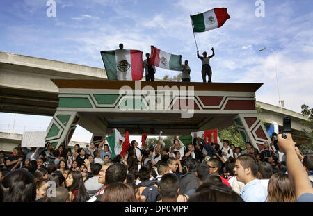 Mar 28, 2006 ; San Diego, CA, USA ; les étudiants de San Diego, CA, les écoles de la région quitté les classes et convergents sur Chicano Park le Mardi, Mars 28, 2006. Les étudiants protestaient contre la loi fédérale proposée qui pourrait durcir les lois sur l'immigration illégale. Crédit obligatoire : Photo par K.C. Alfred/SDU-T /ZUMA Press. (©) Copyright 2006 by SDU-T Banque D'Images